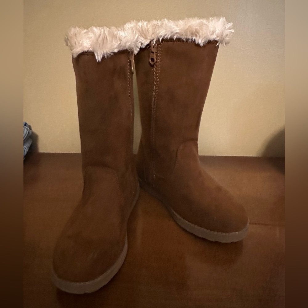 Cat & Jack girls size 2 brown fuzzy boots with zip sides